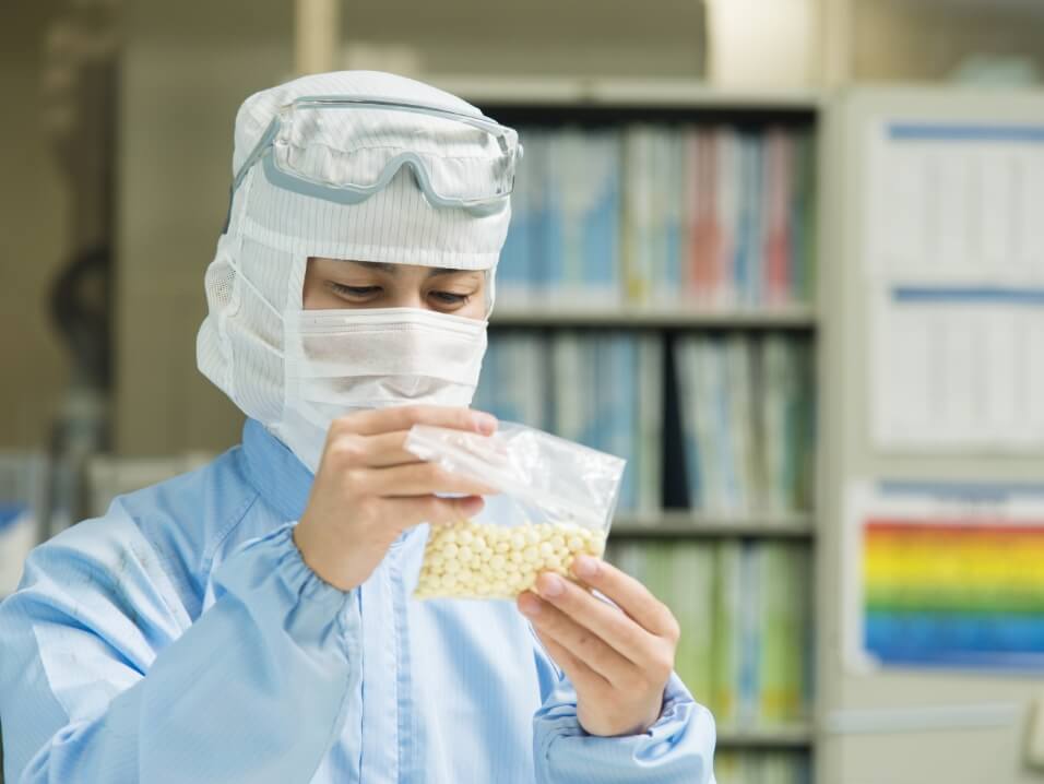 知識と経験が品質を左右する混合造粒工程